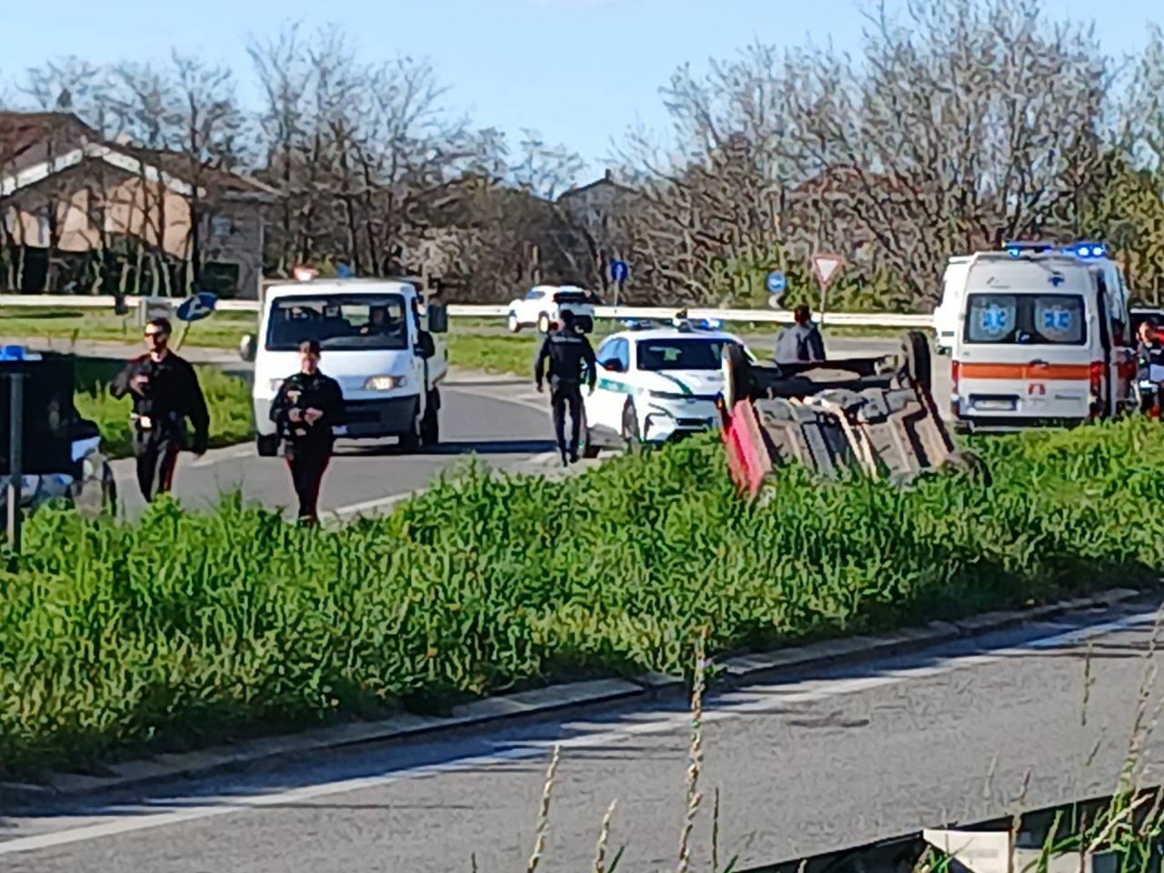 Auto si ribalta sulla Sp2, intervento di emergenza a Trezzo