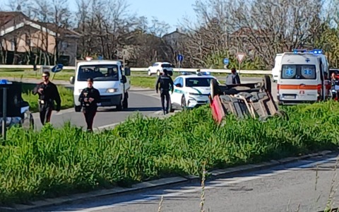 Auto si ribalta sulla Sp2, intervento di emergenza a Trezzo