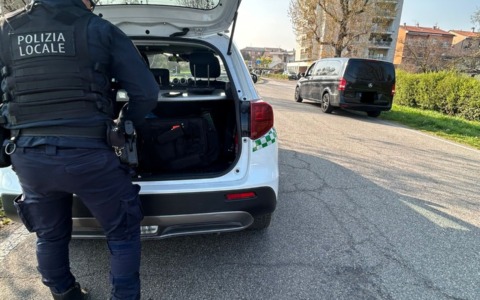 Sanzioni severe per un 30enne alla guida senza revisione e patente ritirata