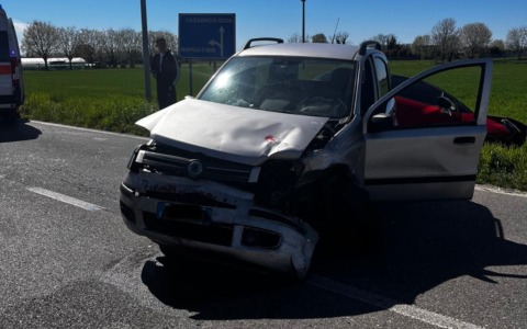 Scontro sulla Sp 104, due feriti trasportati in ospedale