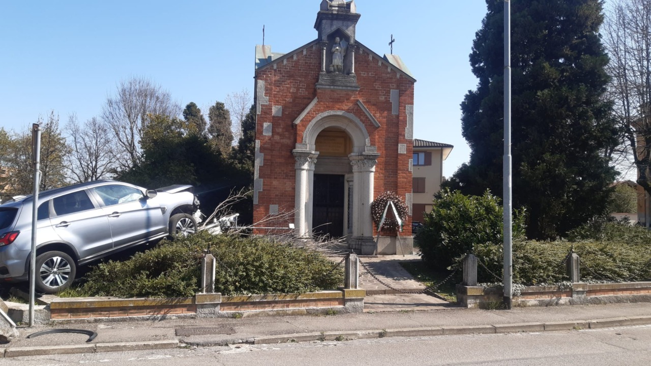 Una donna di 71 anni perde il controllo dell’auto e finisce in un’aiuola
