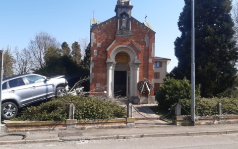 Una donna di 71 anni perde il controllo dell’auto e finisce in un’aiuola