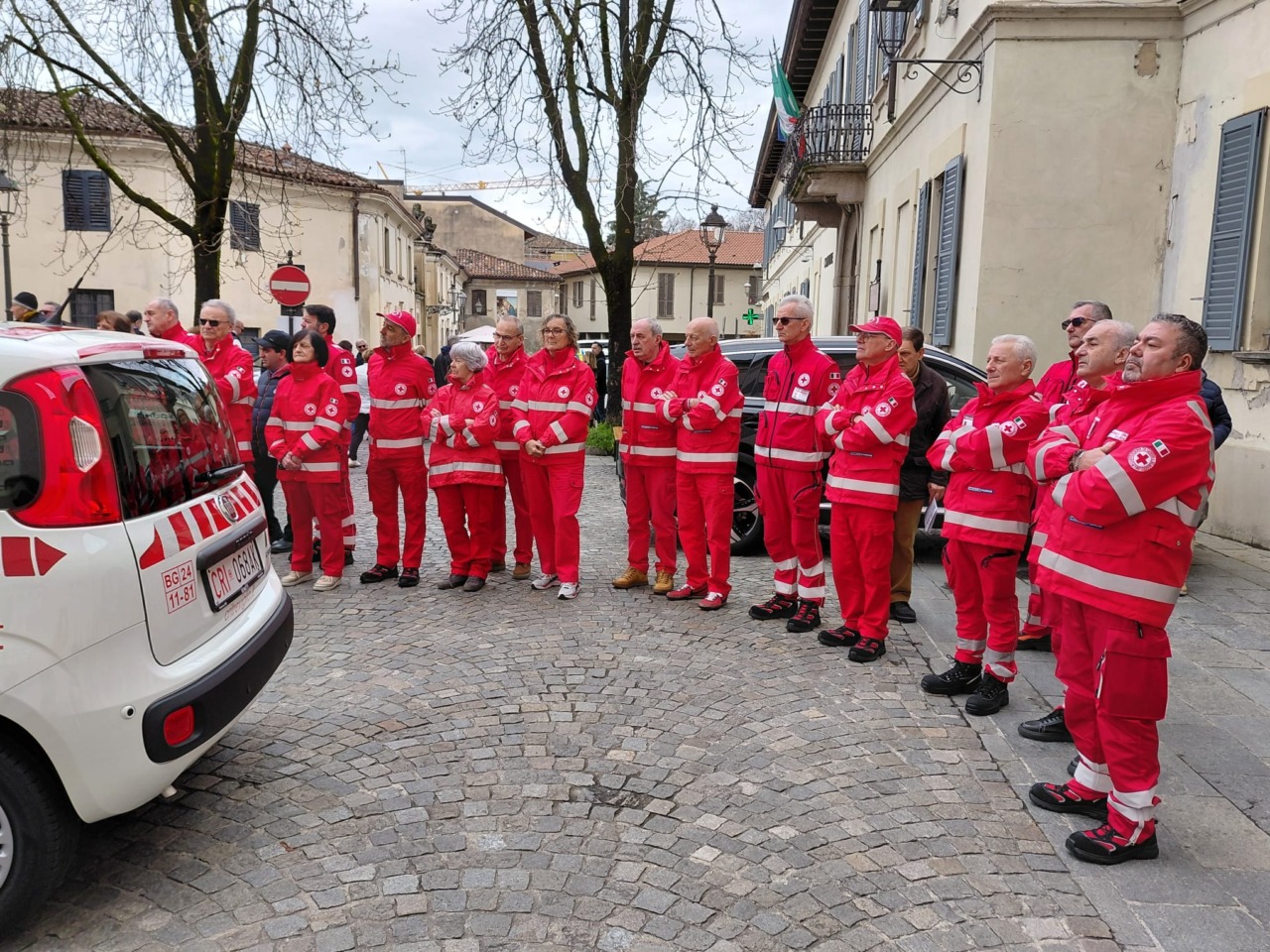 Una famiglia dona un veicolo alla Croce Rossa italiana