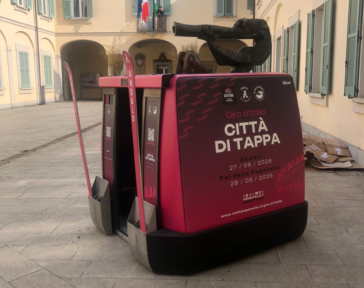 A Cassano d’Adda una cabina della funivia di Andalo come simbolo di unione per il Giro d’Italia