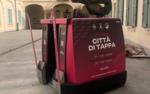 A Cassano d’Adda una cabina della funivia di Andalo come simbolo di unione per il Giro d’Italia