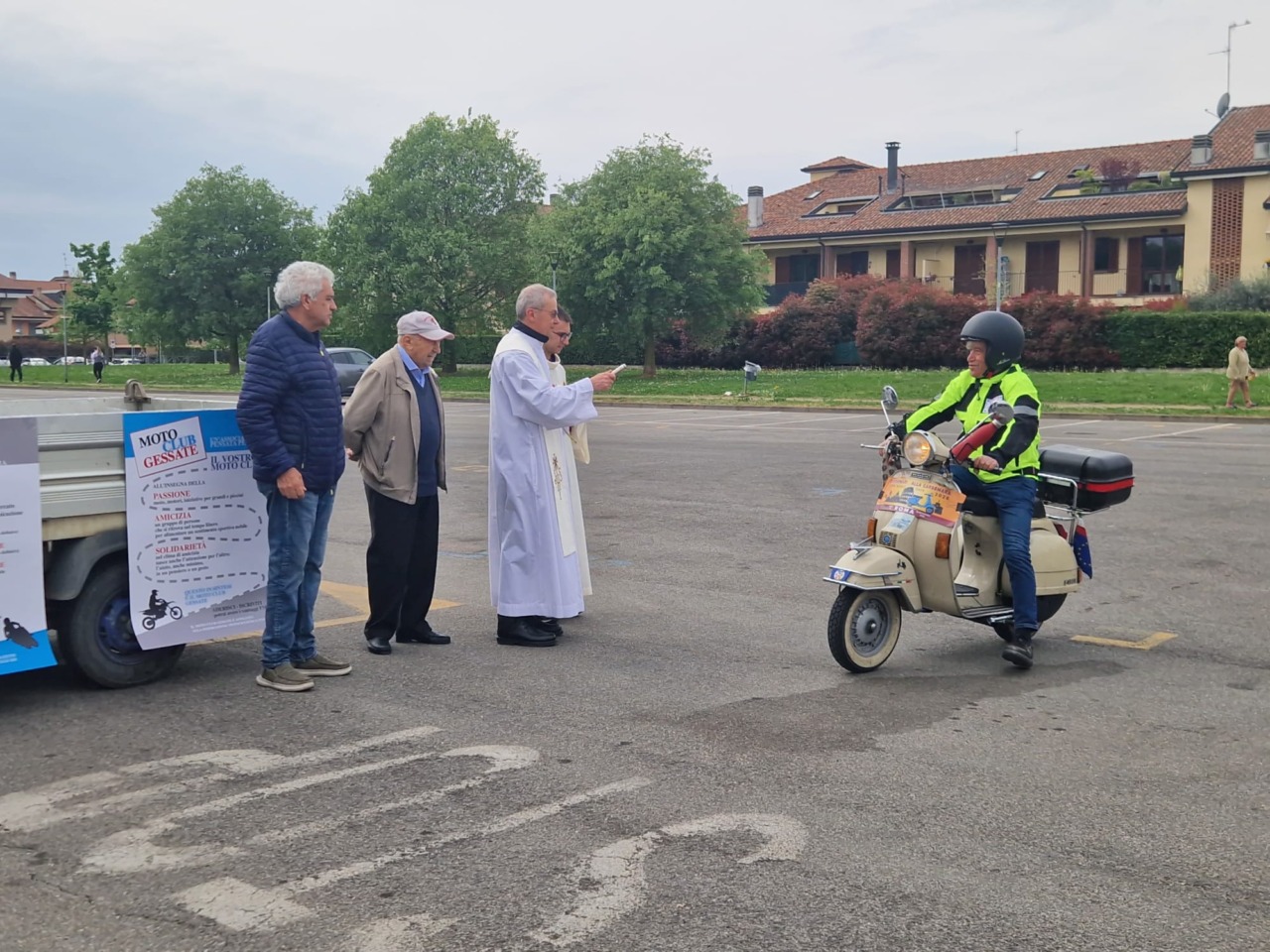 Benedizione di moto e automobili a Gessate con il Moto Club