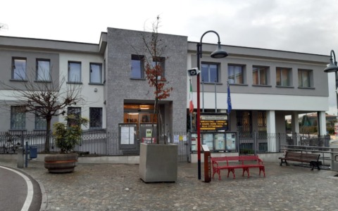 Celebrazioni del 25 Aprile a Brembate: alzabandiera e mostra degli studenti