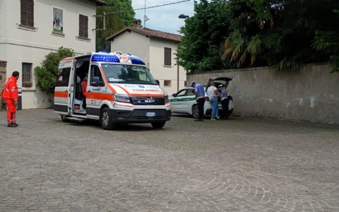 Ciclista si schianta contro il muro del Castello Visconteo a Trezzo