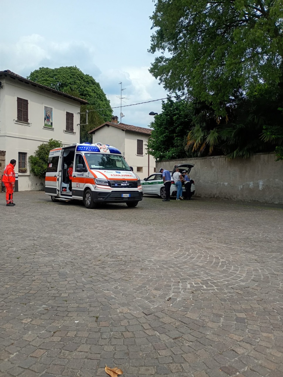 Ciclista si schianta contro il muro del Castello Visconteo a Trezzo