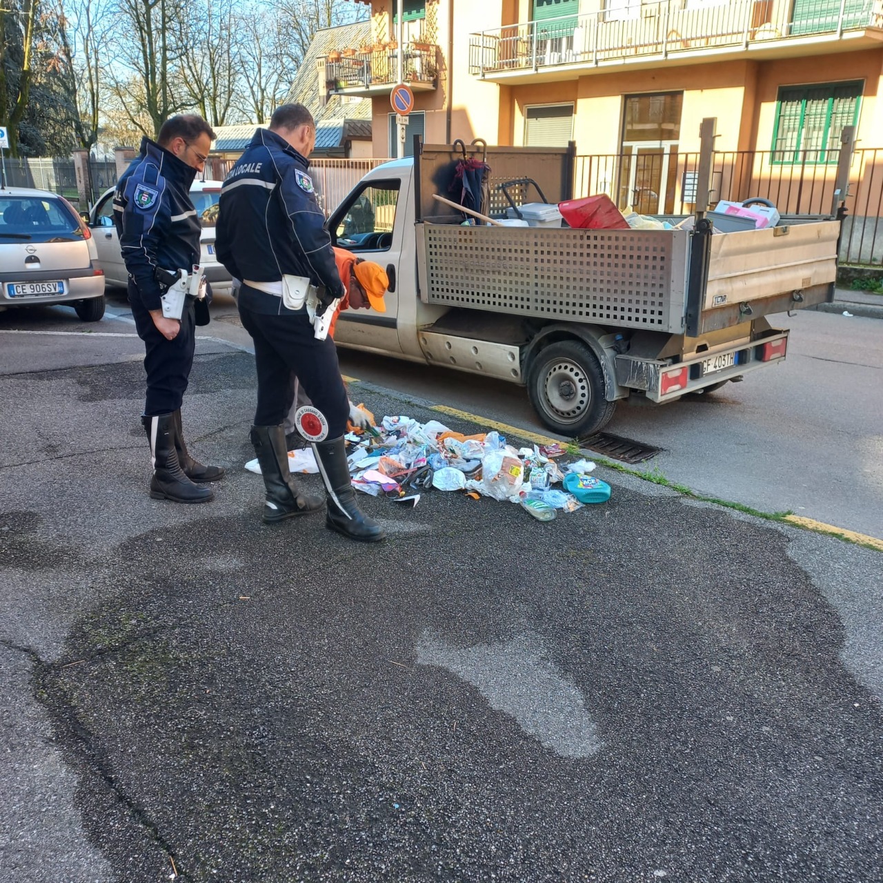 Controlli severi per contrastare l’abbandono dei rifiuti nei cestini pubblici