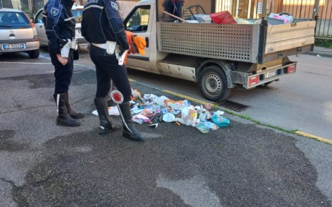 Controlli severi per contrastare l’abbandono dei rifiuti nei cestini pubblici
