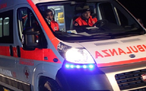 Giovane trasportato in ospedale per intossicazione etilica