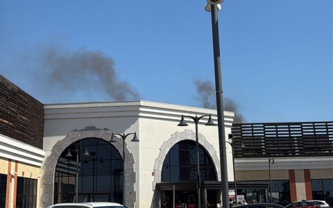 Incendio alla Corte Lombarda: evacuazione completata