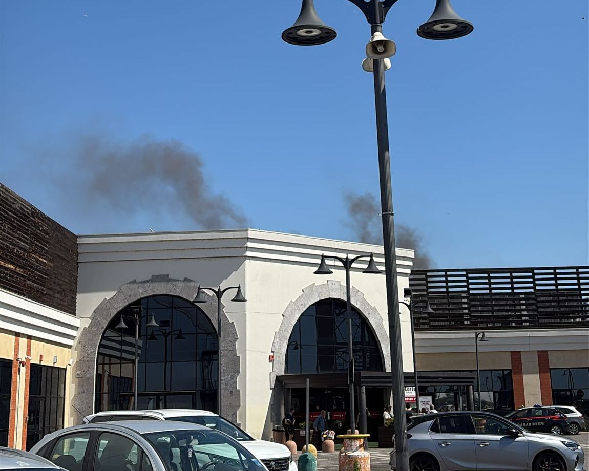 Incendio alla Corte Lombarda: evacuazione completata