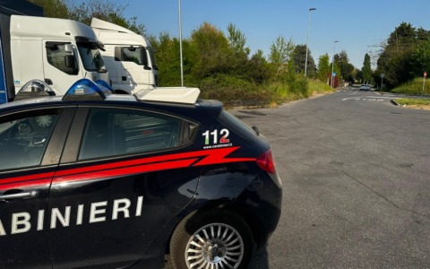 Incendio di sterpaglie nei pressi di un supermercato: dipendenti intervenuti per spegnere le fiamme