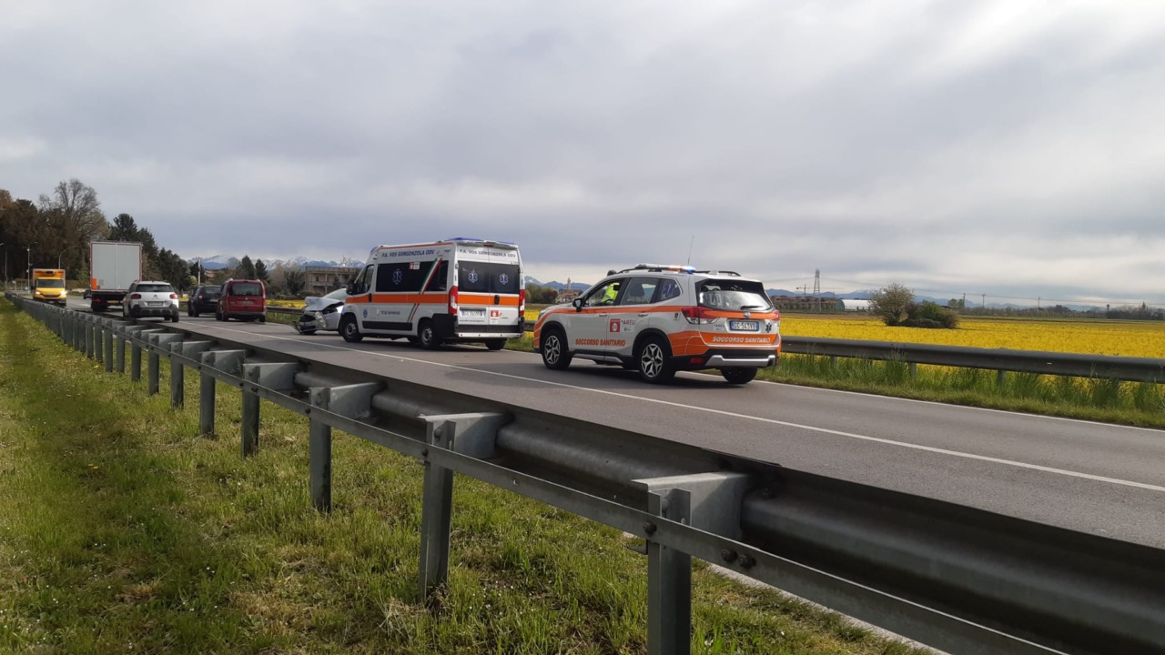 Incidente stradale a Basiano coinvolge tre veicoli, intervento di ambulanza e automedica