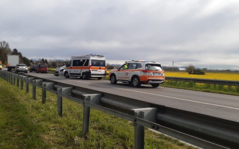 Incidente stradale a Basiano coinvolge tre veicoli, intervento di ambulanza e automedica