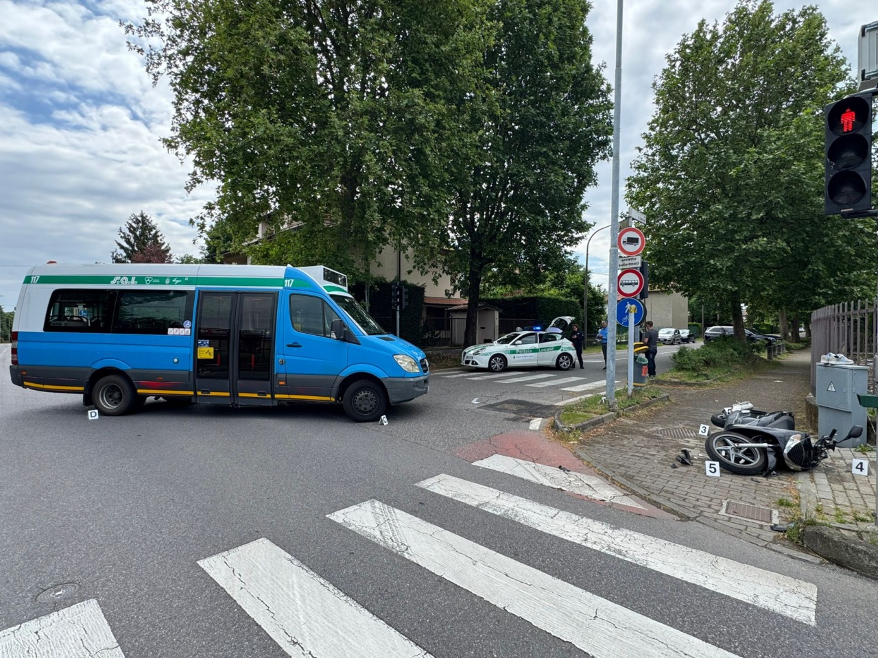 Scontro tra autobus e scooter in via Dante a Vaprio