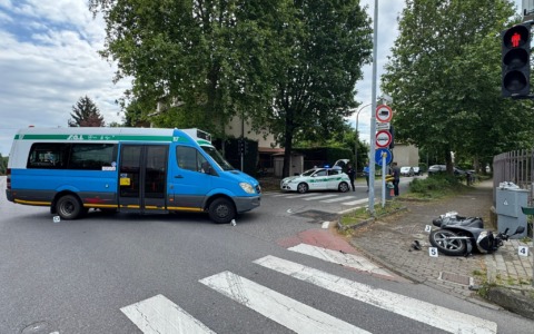 Scontro tra autobus e scooter in via Dante a Vaprio