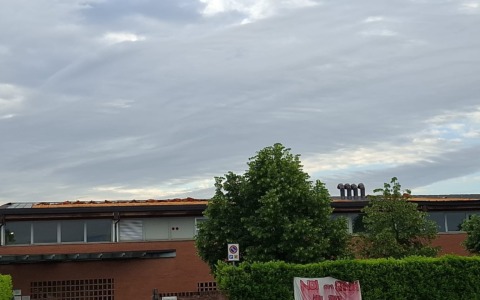 Furto del tetto della scuola: scambiato per rame, ma era lamiera