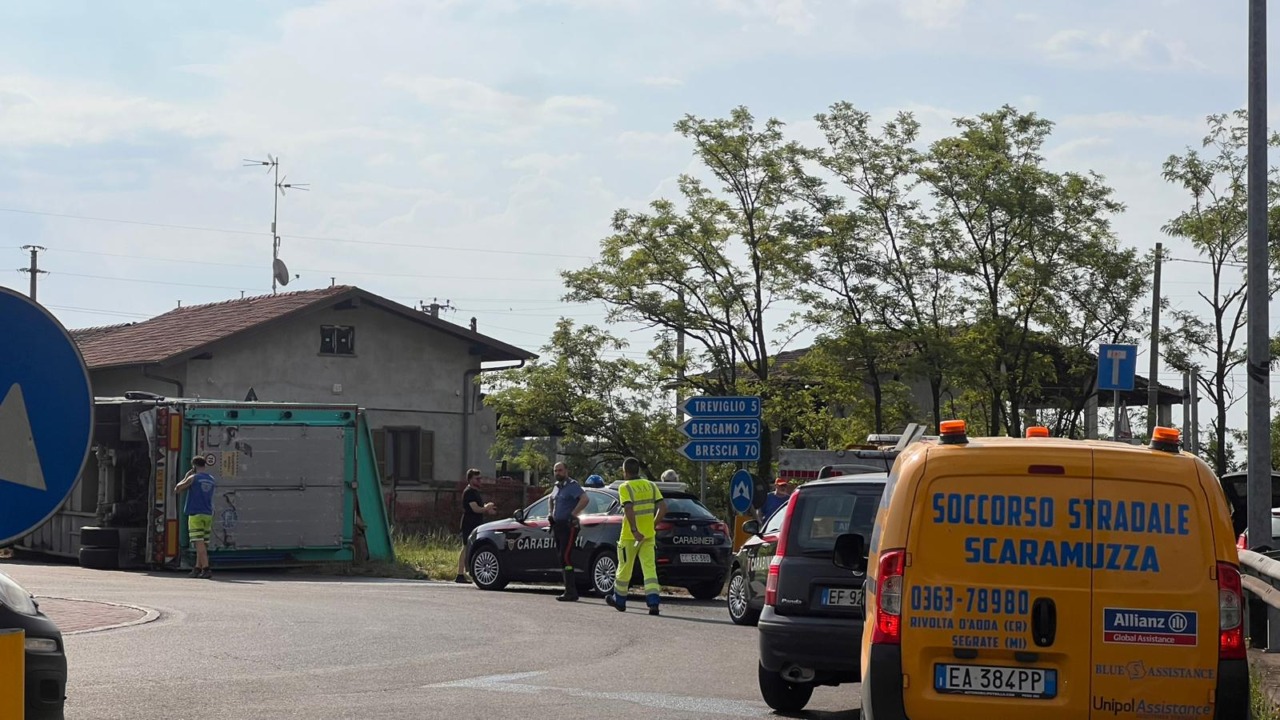Ribaltamento di un semirimorchio: caos e animali coinvolti