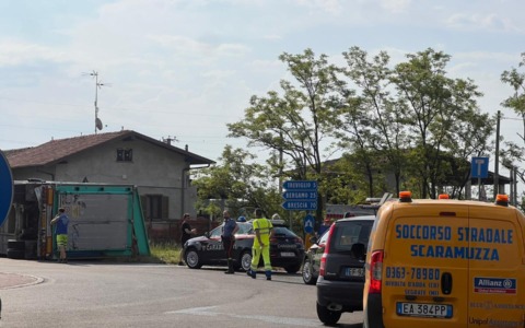 Ribaltamento di un semirimorchio: caos e animali coinvolti