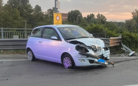 Schianto all’alba: 29enne trasportata in ospedale