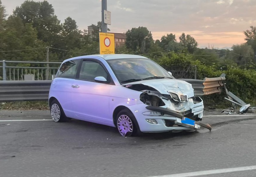Schianto all’alba: 29enne trasportata in ospedale