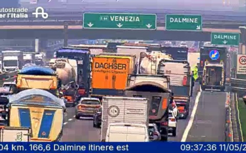 Scontro tra mezzi pesanti sull’A4: traffico in tilt verso Bergamo