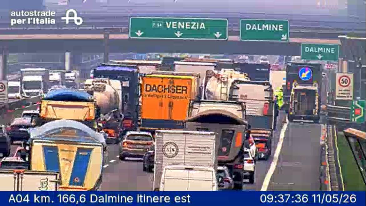 Scontro tra mezzi pesanti sull’A4: traffico in tilt verso Bergamo