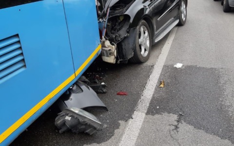 Tamponamento tra auto e autobus: una donna in ospedale