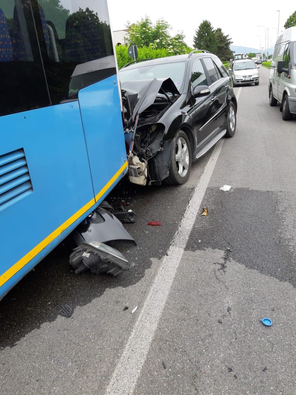 Tamponamento tra auto e autobus: una donna in ospedale