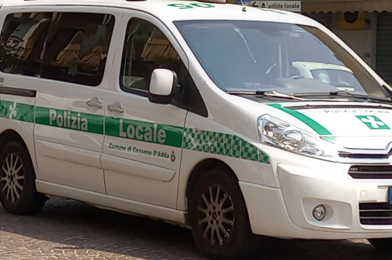 Un automobilista distrugge un armadio telefonico e scappa: identificato grazie alle telecamere
