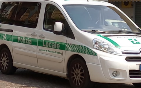 Un automobilista distrugge un armadio telefonico e scappa: identificato grazie alle telecamere