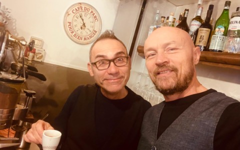 Barista aggredito dai vicini per il rumore del vetro: il caso del Vino Blues di Gessate