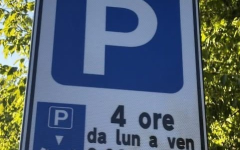 Disco orario nei parcheggi vicino alla metro di Gessate: “Liberiamo posti per i residenti”