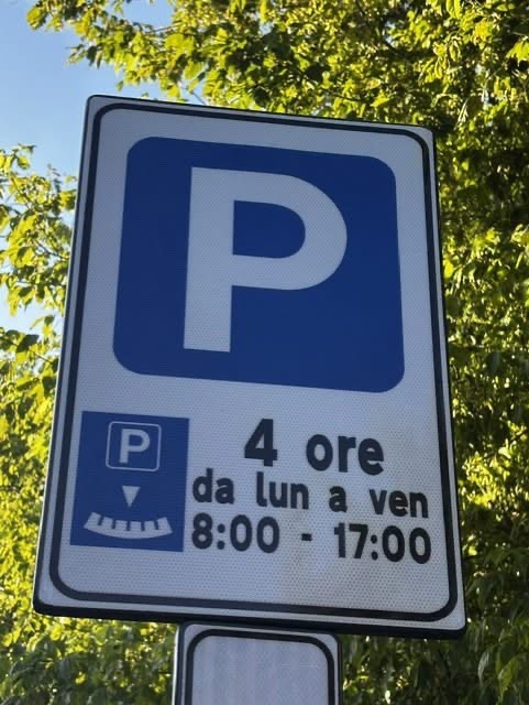 Disco orario nei parcheggi vicino alla metro di Gessate: “Liberiamo posti per i residenti”