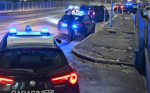 Due egiziani arrestati per rapina al mercato: la vittima è un ambulante marocchino