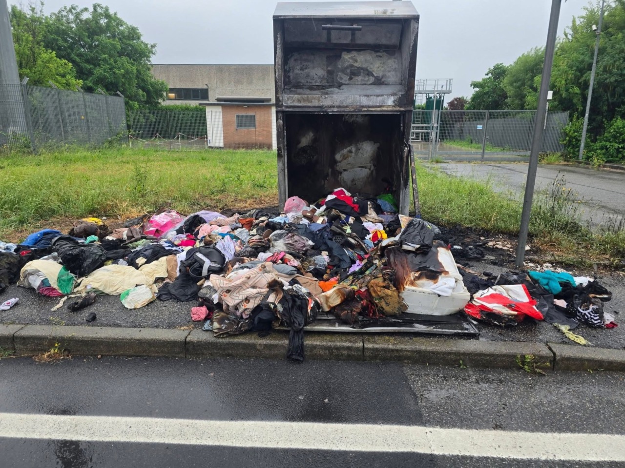 Incendio devasta un contenitore per abiti usati a Grezzago