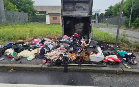 Incendio devasta un contenitore per abiti usati a Grezzago