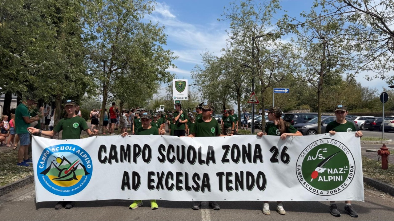 La sfilata chiude il campo scuola alpino “Ad excelsa tendo” a Brembate
