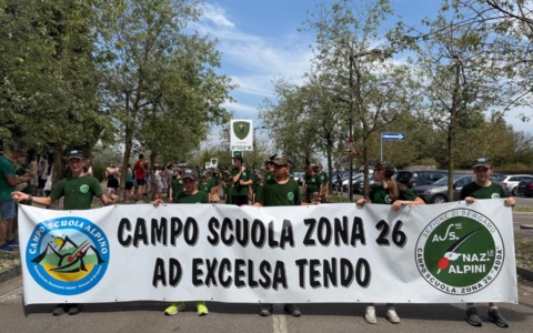 La sfilata chiude il campo scuola alpino “Ad excelsa tendo” a Brembate