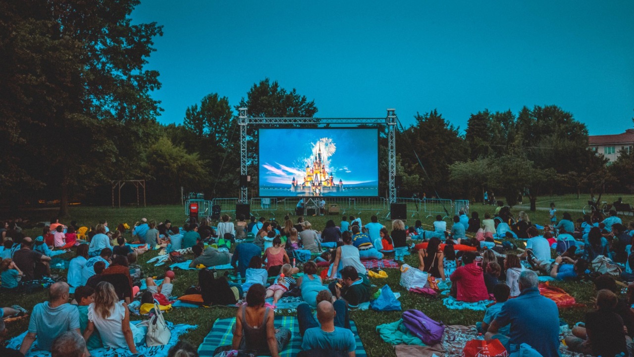 Luci sul Fiume 2026: 14 serate gratuite di cinema d’autore e musica live all’Isola Borromeo
