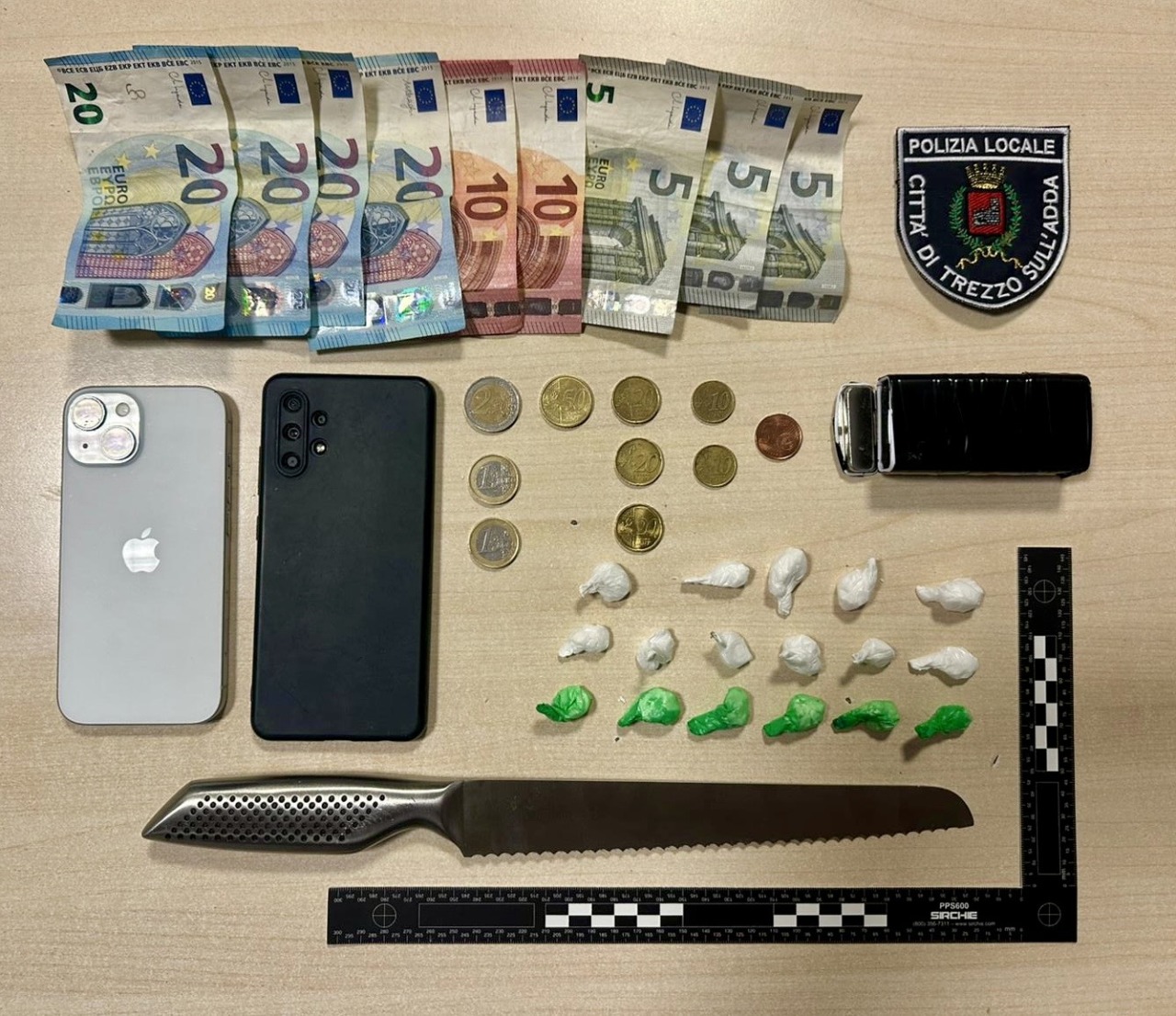 Trovato con 17 dosi di cocaina e un coltello: arrestato un 25enne dalla Polizia Locale