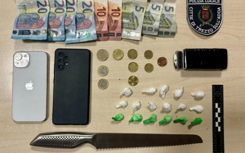 Trovato con 17 dosi di cocaina e un coltello: arrestato un 25enne dalla Polizia Locale
