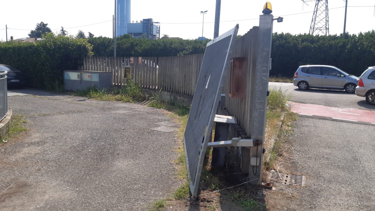 Un commando di banditi assalta un’azienda bloccando la strada con auto e chiodi