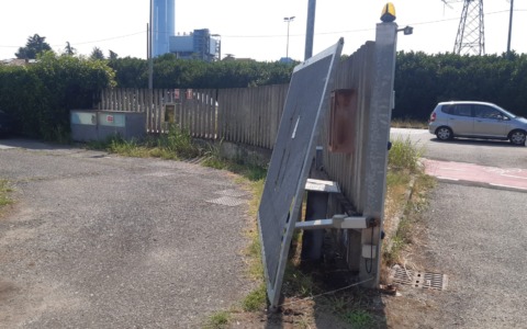 Un commando di banditi assalta un’azienda bloccando la strada con auto e chiodi