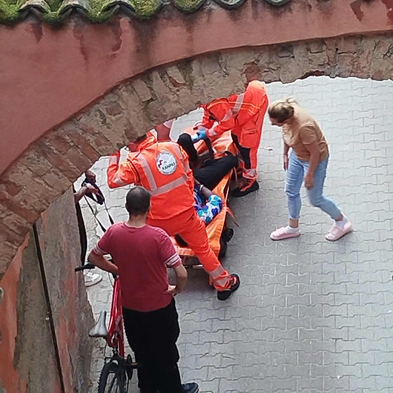 Un malore in casa: l’intervento tempestivo dei vicini salva un uomo
