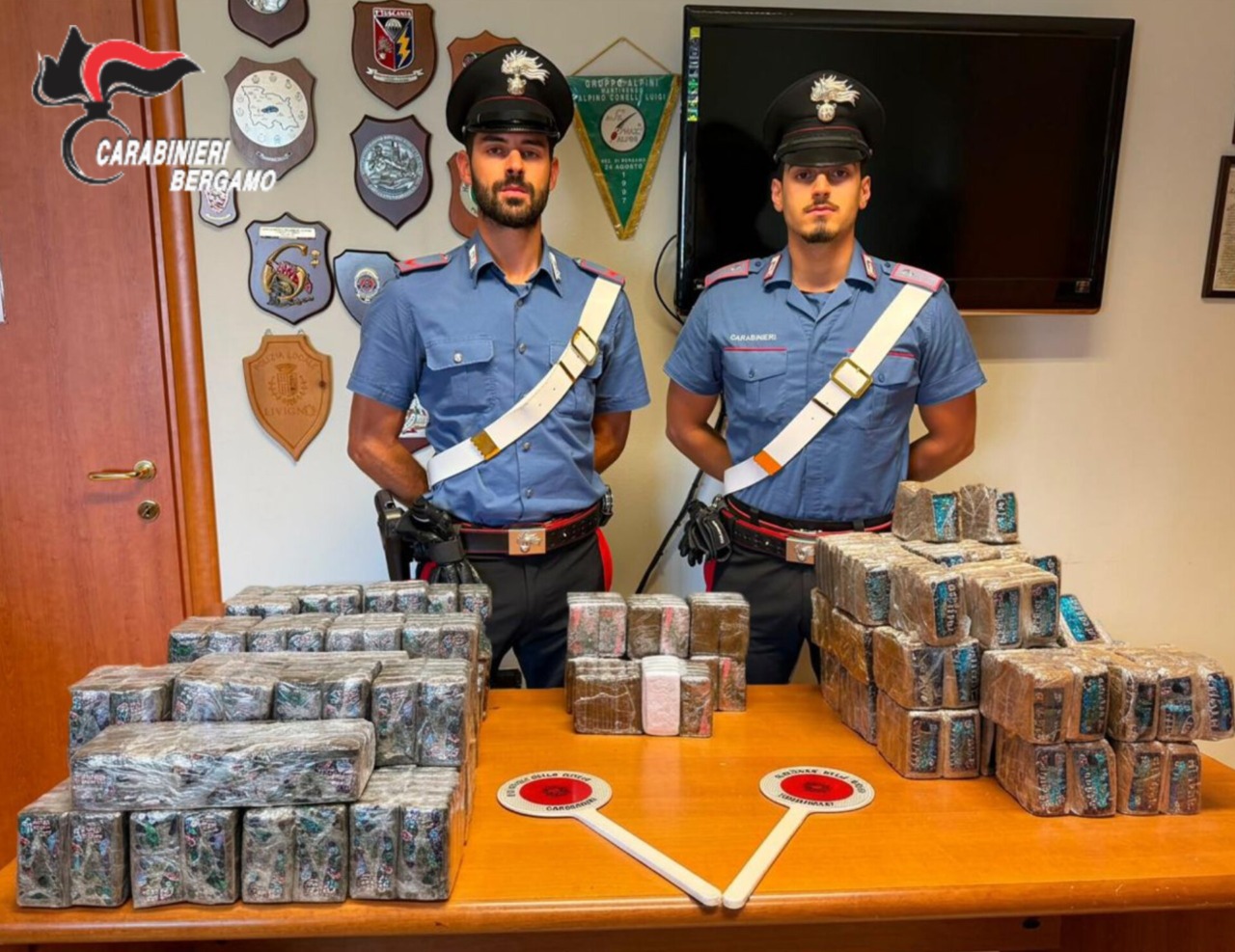Carabinieri scoprono 80 chilogrammi di hashish in un’auto rubata a Suisio