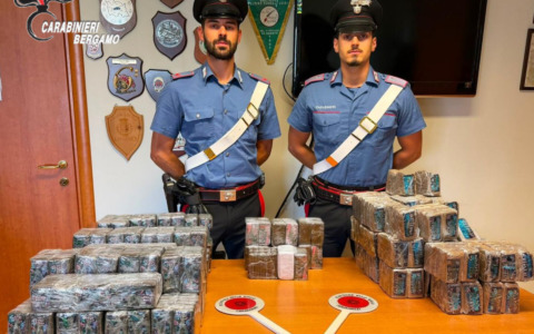 Carabinieri scoprono 80 chilogrammi di hashish in un’auto rubata a Suisio